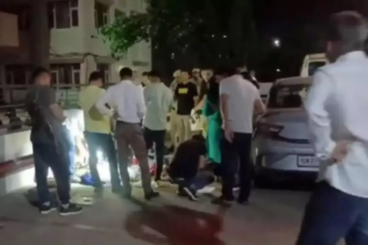 Yedi Kişilik Aile Araçta Ölü Bulundu: Toplu İntihar Şüphesi Üzerinde Duruluyor Yedi Kişilik Aile Araçta Ölü Bulundu: Toplu İntihar Şüphesi Üzerinde Duruluyor