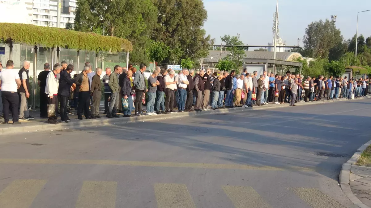 İzmir'de 23 Bin İşçi Greve Gitti: Otobüs Duraklarında Uzun Kuyruklar Oluştu İzmir'de 23 Bin İşçi Greve Gitti: Otobüs Duraklarında Uzun Kuyruklar Oluştu