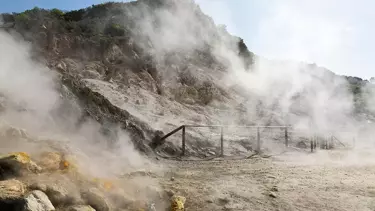 Campi Flegrei Yanardağı Alarm Veriyor: 3 Binden Fazla Deprem ve Yoğun Gaz Çıkışı Korkutuyor