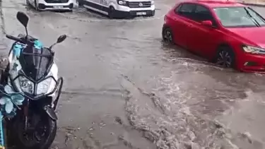 İstanbul’da Dolu ve Sağanak Yağış Etkili Oldu: Yollar Su Altında Kaldıc İstanbul’da Dolu ve Sağanak Yağış Etkili Oldu: Yollar Su Altında Kaldıc