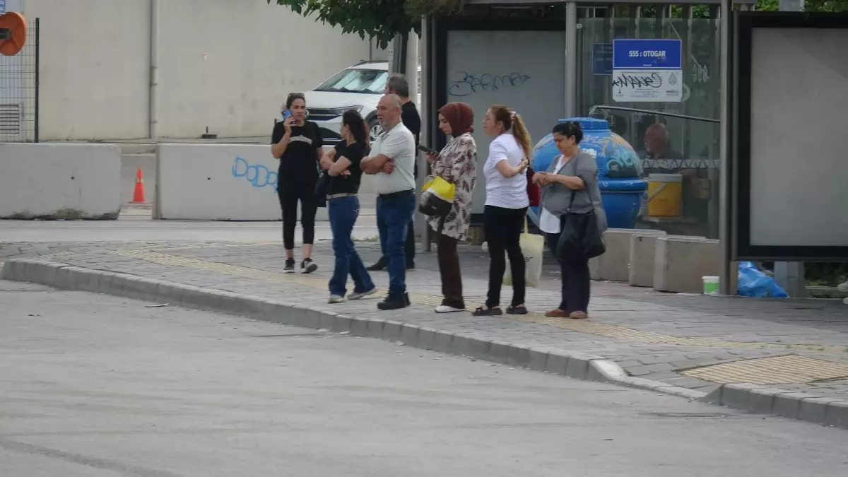 İzmir’de 23 Bin İşçinin Grevi Sürüyor: Toplu Ulaşımda Yoğunluk ve Trafik Aksadı