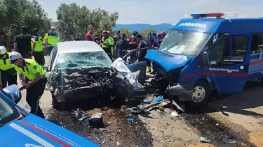 Otomobil ile Jandarma Minibüsü Çarpıştı: 25 Yaşındaki Sürücü Hayatını Kaybetti, 2 Asker Yaralandı Otomobil ile Jandarma Minibüsü Çarpıştı: 25 Yaşındaki Sürücü Hayatını Kaybetti, 2 Asker Yaralandı
