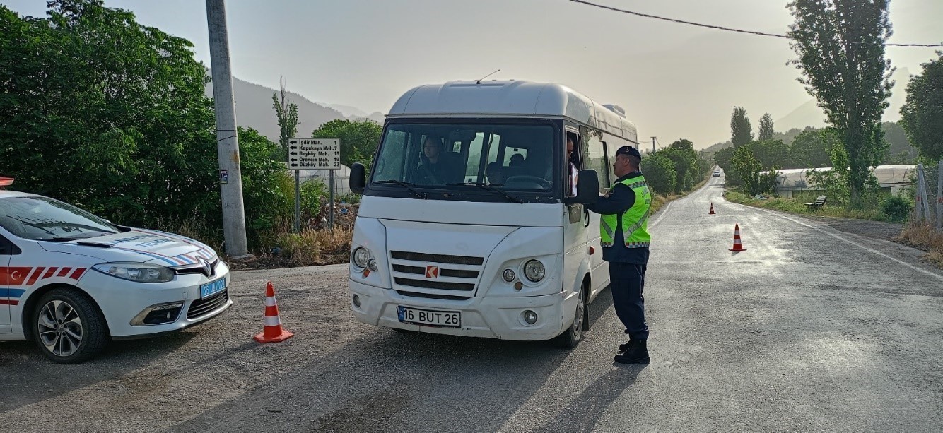 Uşak’ta Okul Çevreleri ve Servislere Polis ve Jandarmadan Yoğun Denetim Uşak’ta Okul Çevreleri ve Servislere Polis ve Jandarmadan Yoğun Denetim