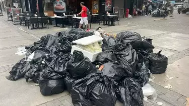 İzmir'de grev krizi büyüyor: Toplu ulaşım durdu, çöpler sokaklara yığıldı