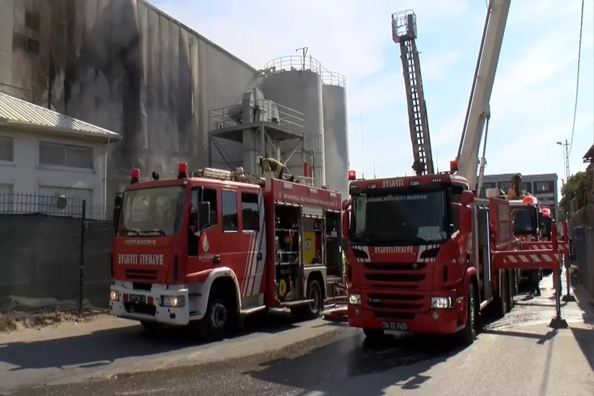 Tuzla'da Fabrika Yangını Korkuttu: Alevler Kısa Sürede Kontrol Altına Alındı