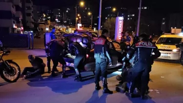 Edirne'de ‘Dur’ İhtarına Uymayan Otomobilde Şaşırtan Savunma: “Ben Kaçmadım, Şoför Kaçtı” Edirne'de ‘Dur’ İhtarına Uymayan Otomobilde Şaşırtan Savunma: “Ben Kaçmadım, Şoför Kaçtı”