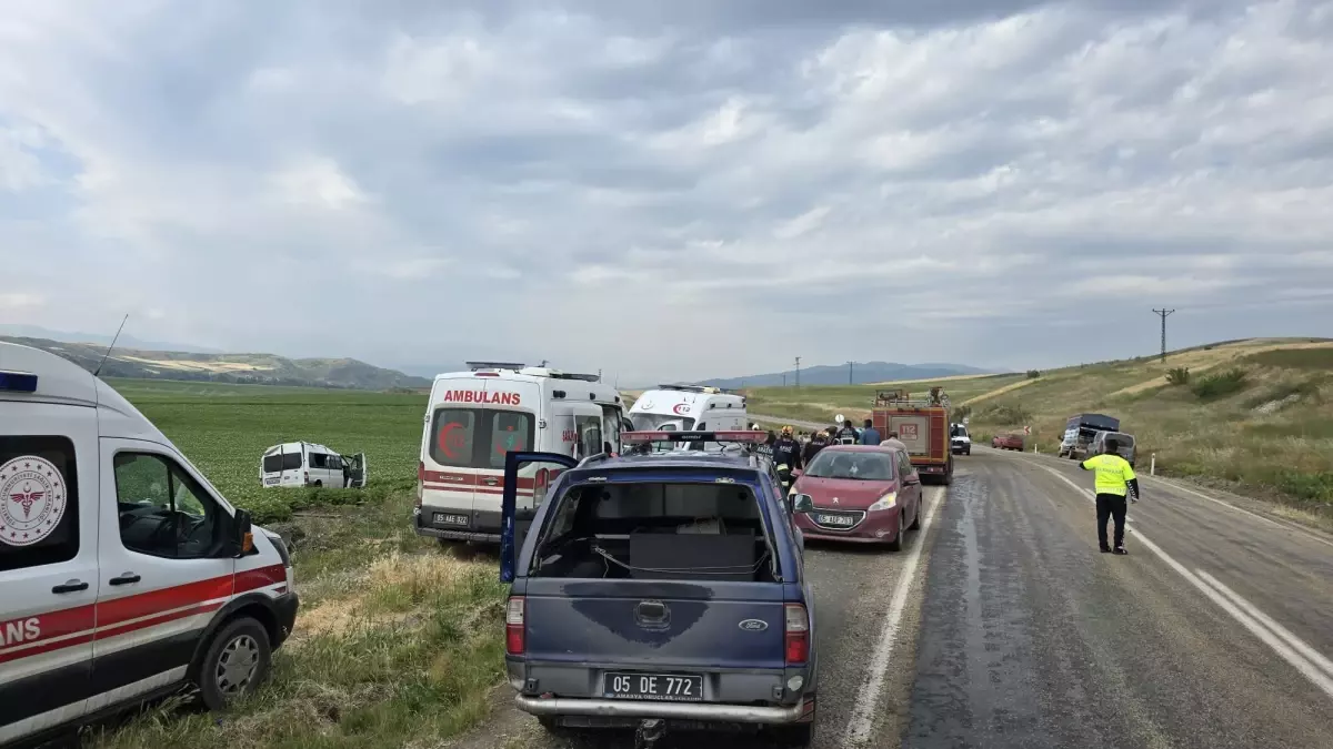 Amasya'da Yolcu Minibüsü Takla Attı: 1 Kişi Hayatını Kaybetti, 4 Yaralı