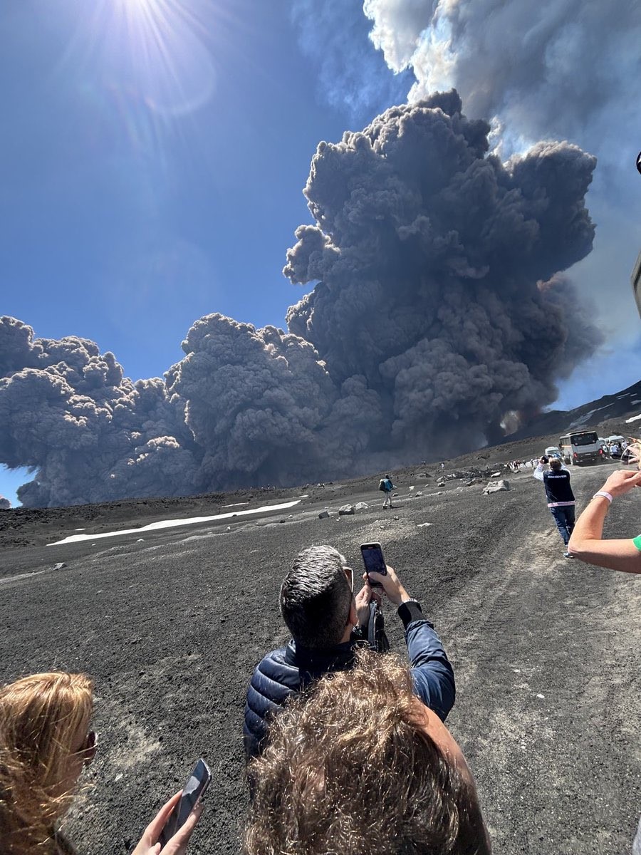 Etna Yanardağı’nda Turistlerin Olduğu Sırada Patlama: Panik Anları Kamerada