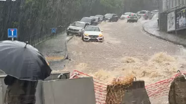 Trabzon'da Şiddetli Yağış Hayatı Aksattı: Rögarlar Taştı, Yollar Su Altında Kaldı Trabzon'da Şiddetli Yağış Hayatı Aksattı: Rögarlar Taştı, Yollar Su Altında Kaldı