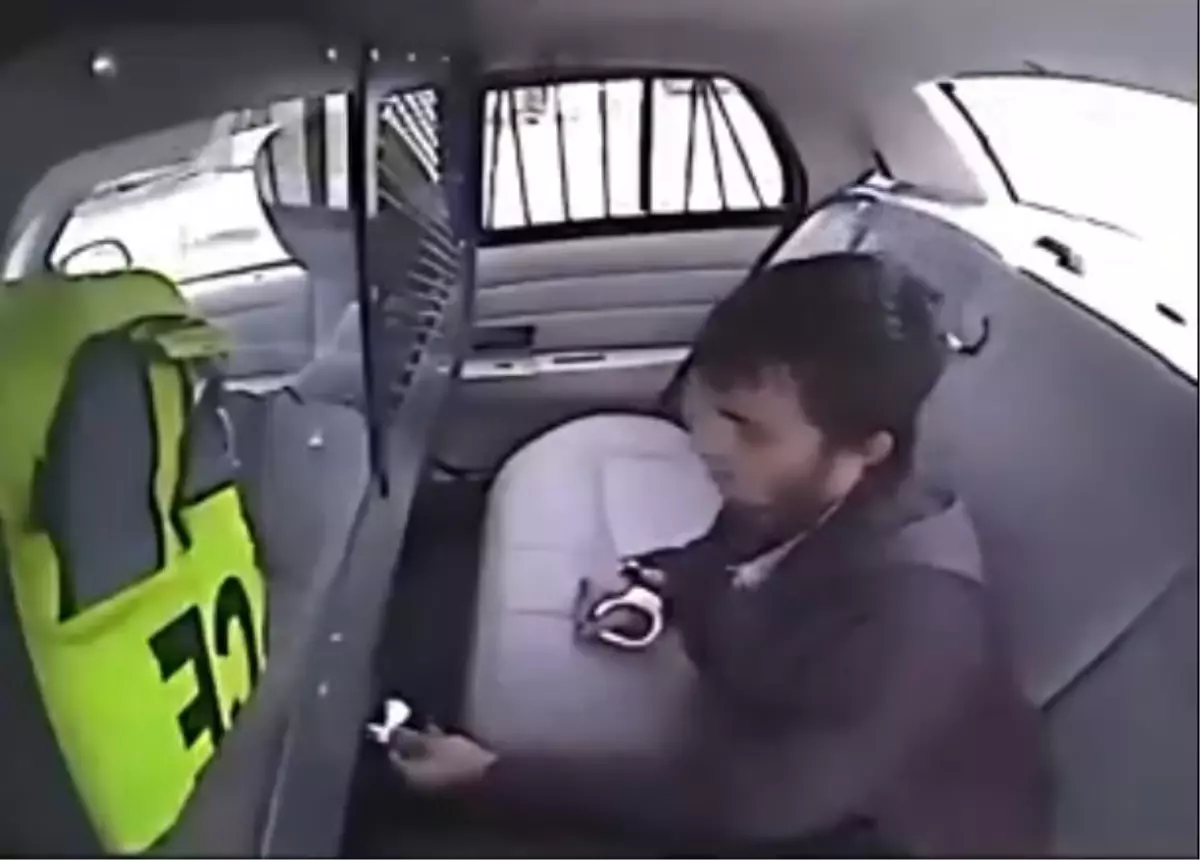 Polis Aracından Kaçmaya Çalışan Tutuklu Kazada Araçtan Fırladı