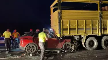 Sakarya'da Feci Kaza: Otomobil Kamyonun Altına Girdi, Sürücü Yaşamını Yitirdi