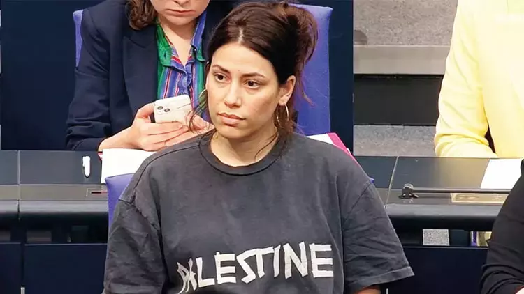 Alman Meclisi’nde “Filistin” Tişörtü Tartışması: Cansın Köktürk Oturumdan Çıkarıldı
