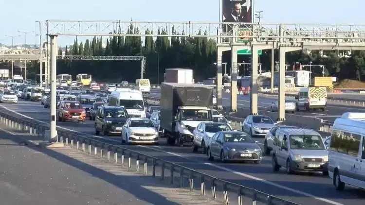 Kurban Bayramı Öncesi Trafik Yoğunluğu: TEM Otoyolu’nda Erken Saatlerde Araç Kuyruğu
