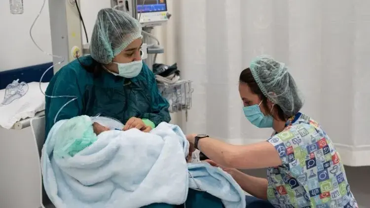 10 Günlük Bebek Göz Tansiyonu Ameliyatıyla Görme Yetisini Kazandı 10 Günlük Bebek Göz Tansiyonu Ameliyatıyla Görme Yetisini Kazandı