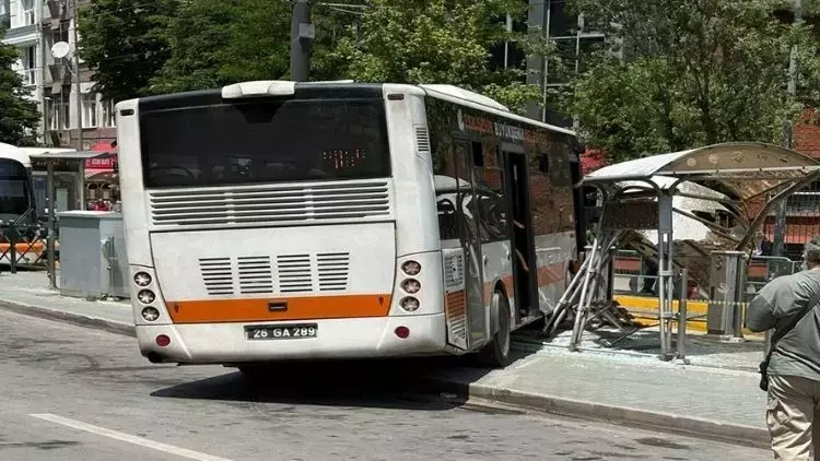Eskişehir'de Belediye Otobüsü Tramvay Durağına Çarptı: 2 Kişi Yaralandı
