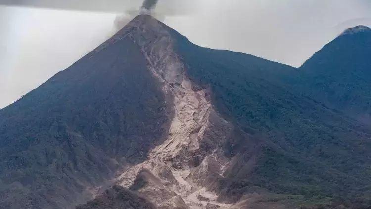 Fuego Yanardağı Patladı! Halk Tahliye Edildi, Eğitime Ara Verildi Fuego Yanardağı Patladı! Halk Tahliye Edildi, Eğitime Ara Verildi