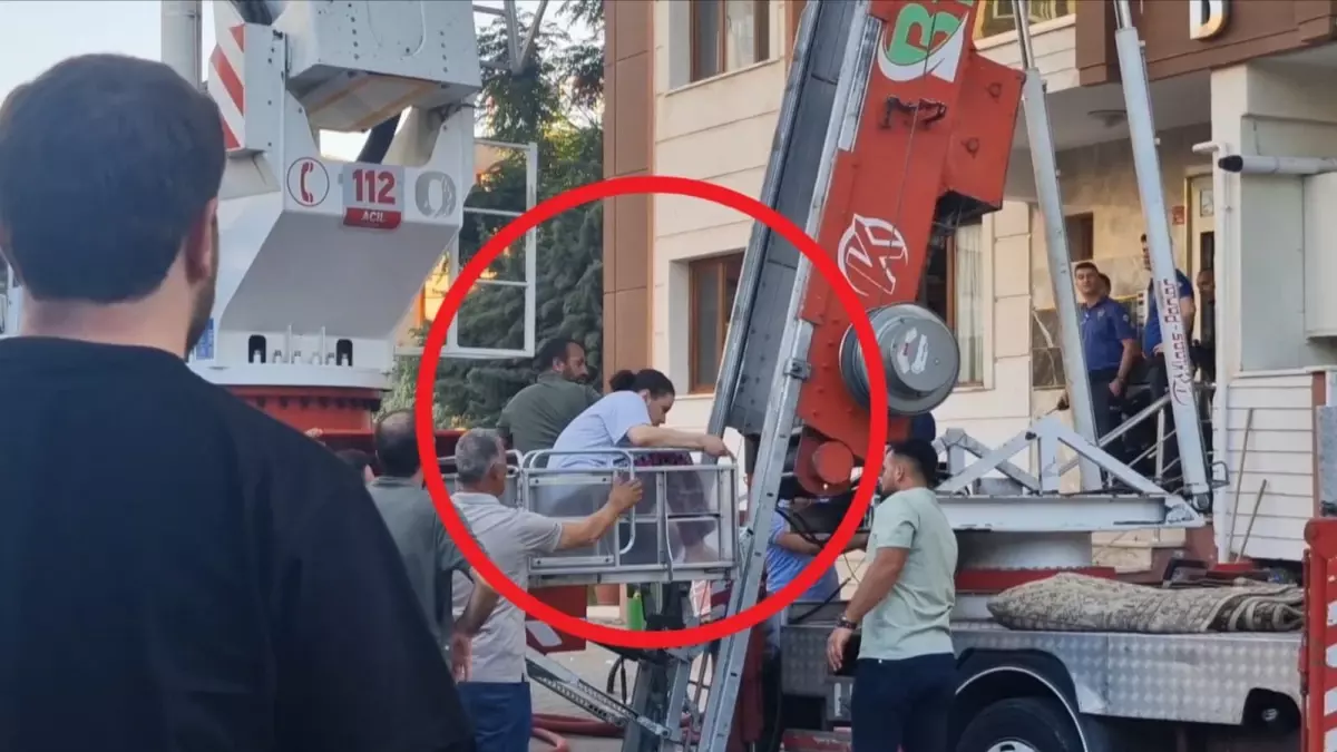 Diyarbakır’daki Yangında 35 Kişiyi Kurtaran Nakliyeci O Anları Anlattı Diyarbakır’daki Yangında 35 Kişiyi Kurtaran Nakliyeci O Anları Anlattı