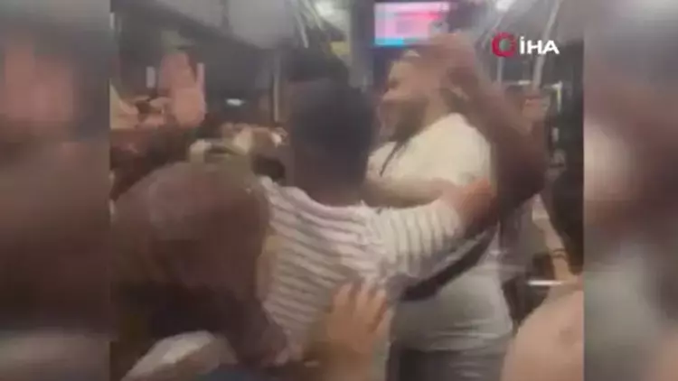 Otobüste Yumruklu Kavga: Çocuğuna Vuran Baba Tepki Topladı Otobüste Yumruklu Kavga: Çocuğuna Vuran Baba Tepki Topladı