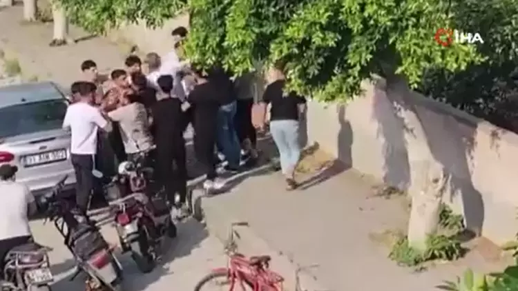 Hatay'da Sokak Ortasında Kavga: Yumruklar ve Tekmeler Kamerada Hatay'da Sokak Ortasında Kavga: Yumruklar ve Tekmeler Kamerada