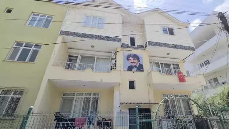 Ferdi Tayfur’a Vefasını Işıklı Pano ile Gösterdi