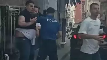 4 Yaşındaki Çocuğun Bulunduğu Araca Saldırdı: Kaldırım Taşıyla Ön Camı Kırdı