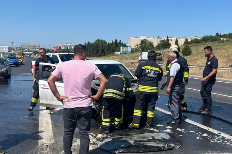 Tekirdağ'da Seyir Halindeki Araç Alev Aldı: 3 Yolcu Zarar Görmeden Kurtarıldı