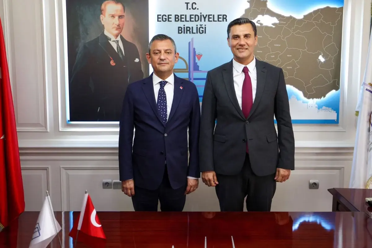 Özgür Özel'den Ferdi Zeyrek İçin Duygusal Veda: "Yüreğim Yanıyor" Özgür Özel'den Ferdi Zeyrek İçin Duygusal Veda: "Yüreğim Yanıyor"