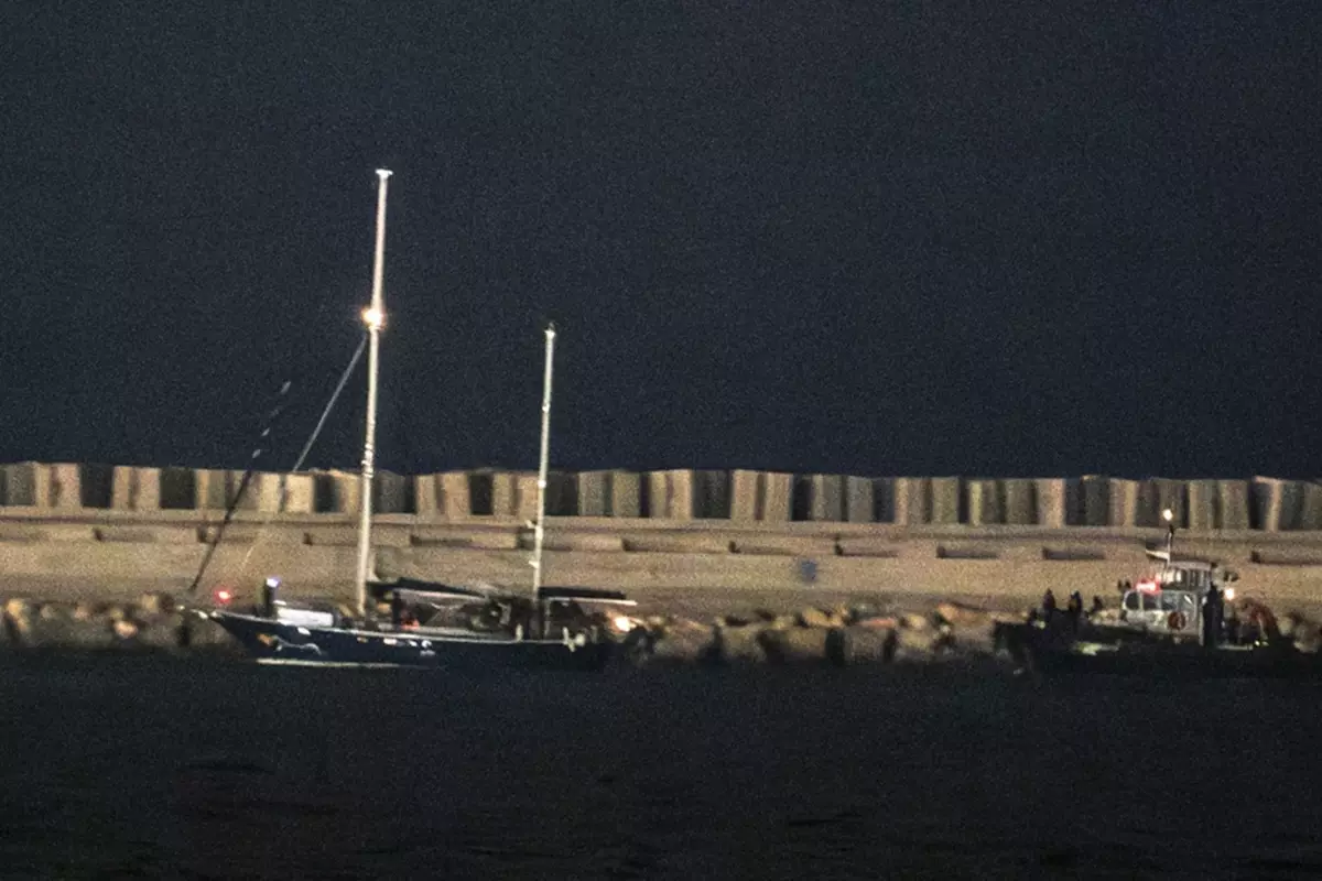 İsrail’in alıkoyduğu “Madleen” gemisi Aşdod Limanı’na getirildi: 12 aktivist gözaltında İsrail’in alıkoyduğu “Madleen” gemisi Aşdod Limanı’na getirildi: 12 aktivist gözaltında
