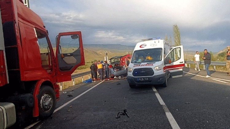 Kars Kağızman'da TIR ile Otomobil Çarpıştı: 1 Kişi Hayatını Kaybetti, 2 Yaralı
