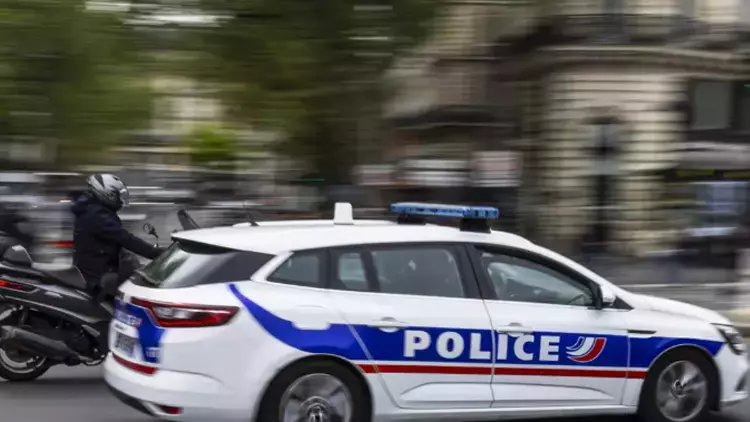 Fransa’da Okulda Bıçaklı Saldırı: Öğretmen Yardımcısı Hayatını Kaybetti