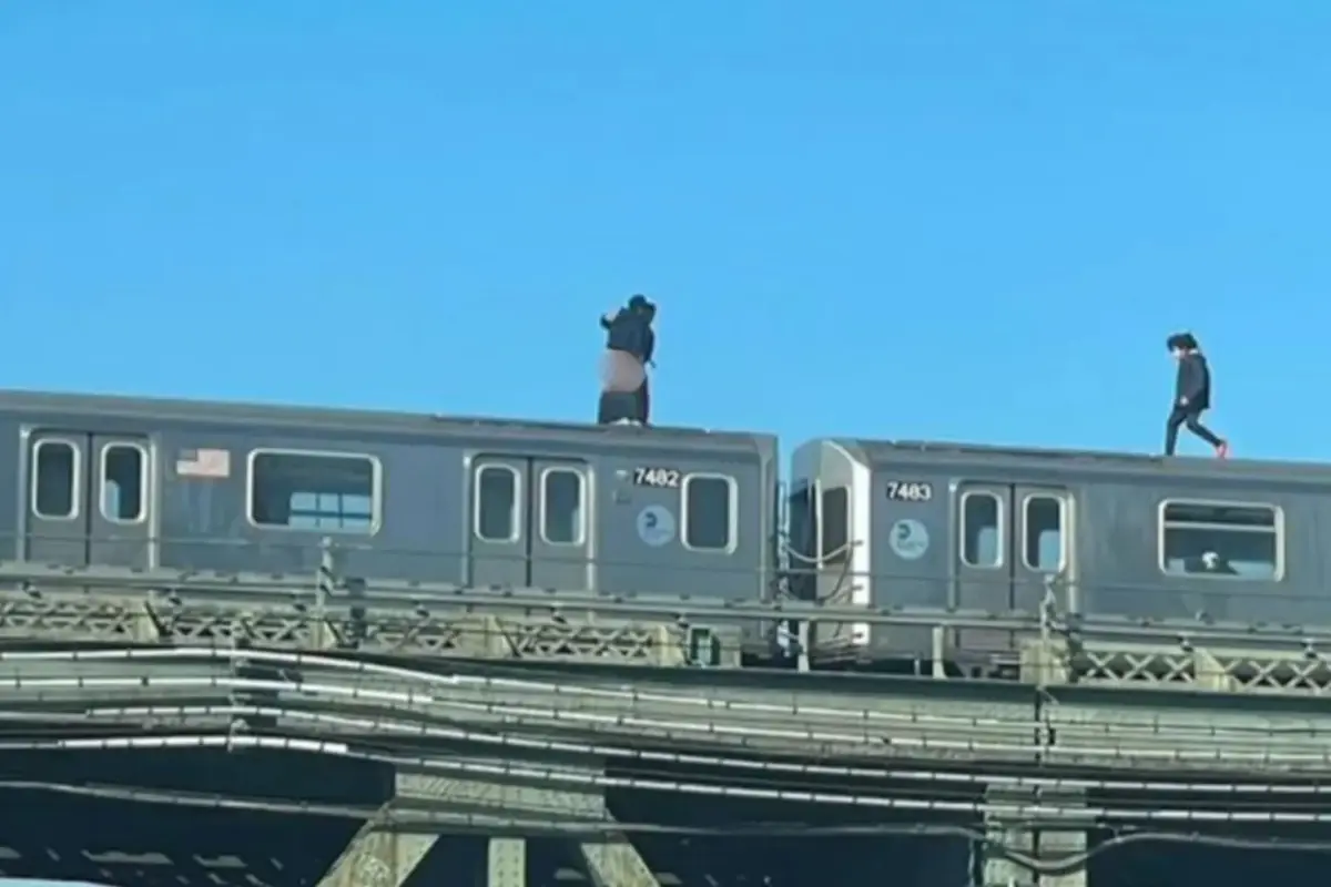 New York’ta Metro Üstünde Tehlikeli ve Şoke Eden Görüntüler! New York’ta Metro Üstünde Tehlikeli ve Şoke Eden Görüntüler!