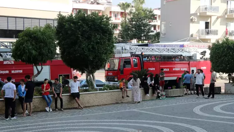 Antalya'da 5 Yıldızlı Otelde Yangın Çıktı, Turistler Tahliye Edildi