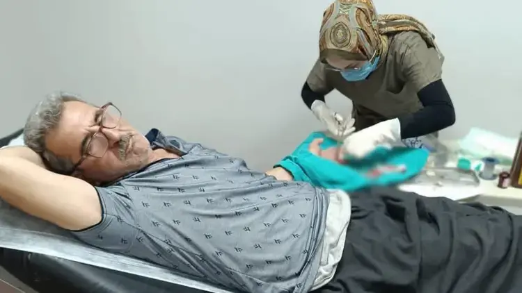 Karpuz Keserken Parmağını Kesti, Yerine Dikildi