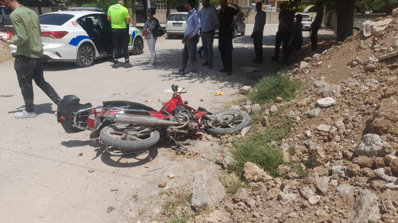 Adıyaman’da Otomobil ile Motosiklet Çarpıştı: 1 Kişi Yaralandı Adıyaman’da Otomobil ile Motosiklet Çarpıştı: 1 Kişi Yaralandı