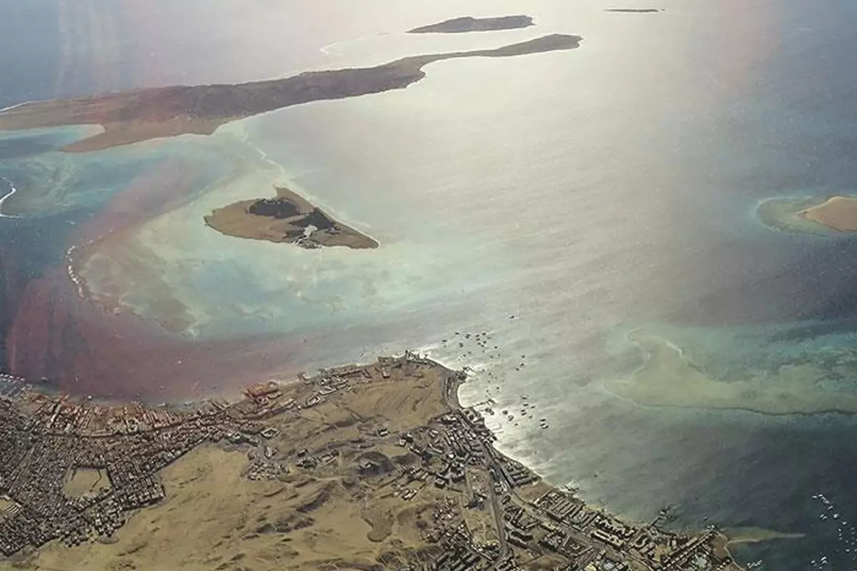 İran Hürmüz Boğazı'nı Kapattı: Küresel Enerji Piyasaları Alarmda