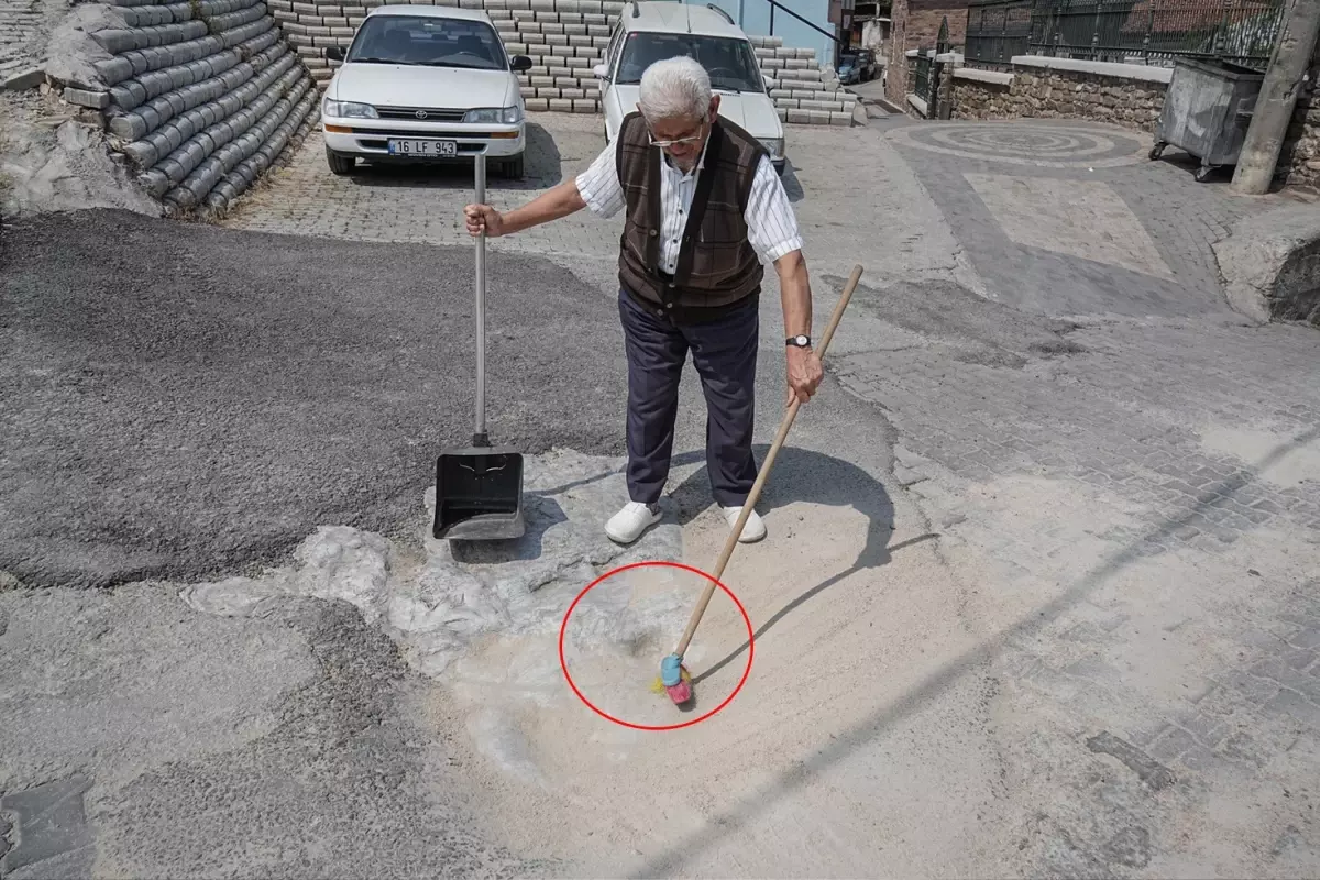 452 Yıllık Tarihi İzi 65 Yıldır Her Gün Temizliyor 452 Yıllık Tarihi İzi 65 Yıldır Her Gün Temizliyor