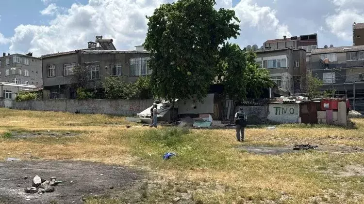 İstanbul Bağcılar’da Boş Arazide Ceset Bulundu: Kameralara Böyle Yansıdı İstanbul Bağcılar’da Boş Arazide Ceset Bulundu: Kameralara Böyle Yansıdı