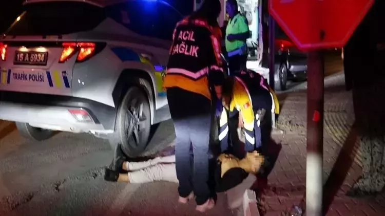 Burdur’da Alkollü Sürücü Kaza Yaptığını Anlamadı, Metreler Sonra Yere Yığıldı