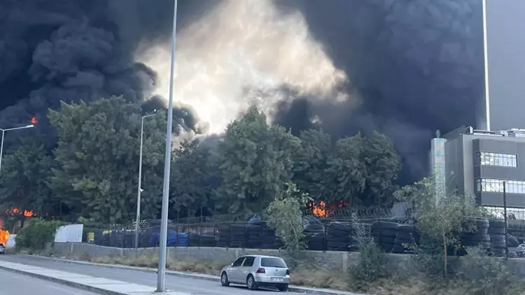 İzmir’de Plastik Fabrikasında Yangın: Özel Hastane Tahliye Edildi