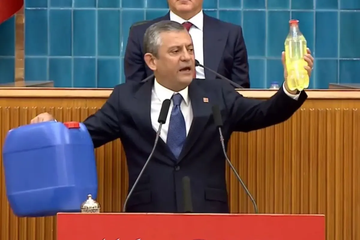 CHP Lideri Özel, Elinde Bidonla Kürsüye Çıktı: "Al Sana 50 TL’lik Mazot!"