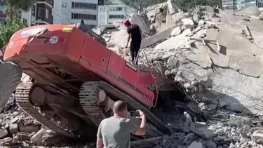 Yıkım Çalışmasında Bina İş Makinesinin Üzerine Devrildi: Operatör Enkaz Altında Kaldı Yıkım Çalışmasında Bina İş Makinesinin Üzerine Devrildi: Operatör Enkaz Altında Kaldı