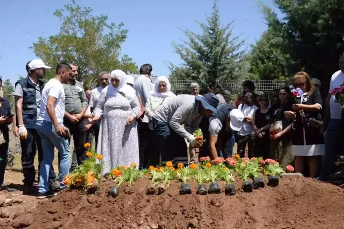Ayşe Şan’ın Mezarı 29 Yıl Sonra Diyarbakır’a Taşındı Ayşe Şan’ın Mezarı 29 Yıl Sonra Diyarbakır’a Taşındı