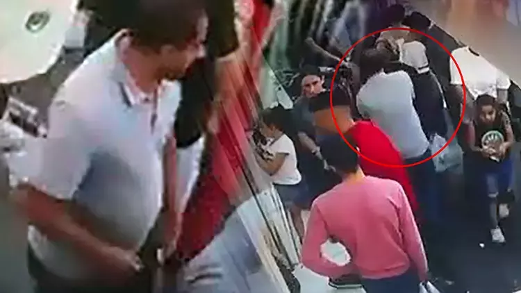 Adana’da Pazarda Alışveriş Yapan Kadının Çantasından 14 Bin 700 TL Çaldı: “Görünce Dayanamadım” Adana’da Pazarda Alışveriş Yapan Kadının Çantasından 14 Bin 700 TL Çaldı: “Görünce Dayanamadım”