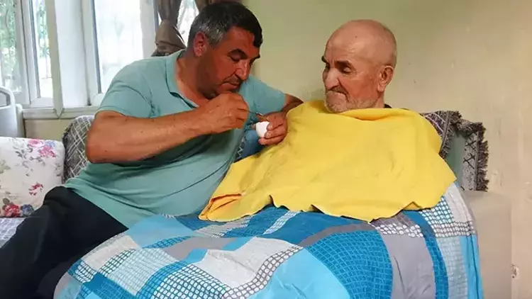 Kayseri’de Örnek Evlat: 6 Yıldır Felçli Babasına Gönülden Bakıyor