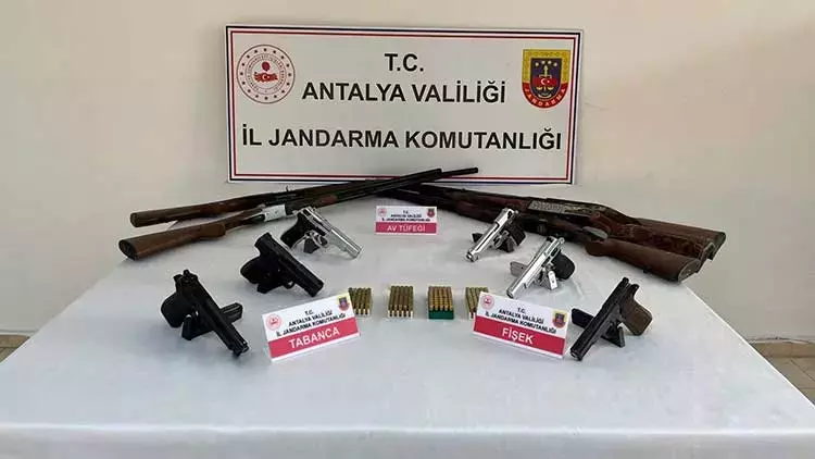 Antalya’da Kaçak Silah Operasyonu: 6 Adrese Baskın, Çok Sayıda Silah Ele Geçirildi Antalya’da Kaçak Silah Operasyonu: 6 Adrese Baskın, Çok Sayıda Silah Ele Geçirildi