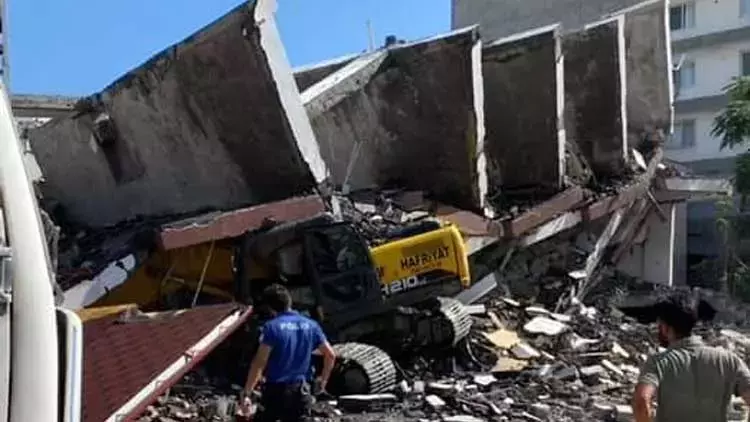 Hatay Arsuz’da Yıkım Sırasında 7 Katlı Bina Devrildi: İş Makinesi Hasar Gördü Hatay Arsuz’da Yıkım Sırasında 7 Katlı Bina Devrildi: İş Makinesi Hasar Gördü