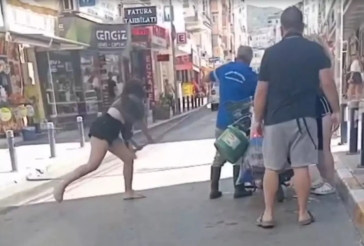 İzmir Balçova’da Belediye Çalışanına Saldırı: İki Genç Tutuklandı İzmir Balçova’da Belediye Çalışanına Saldırı: İki Genç Tutuklandı