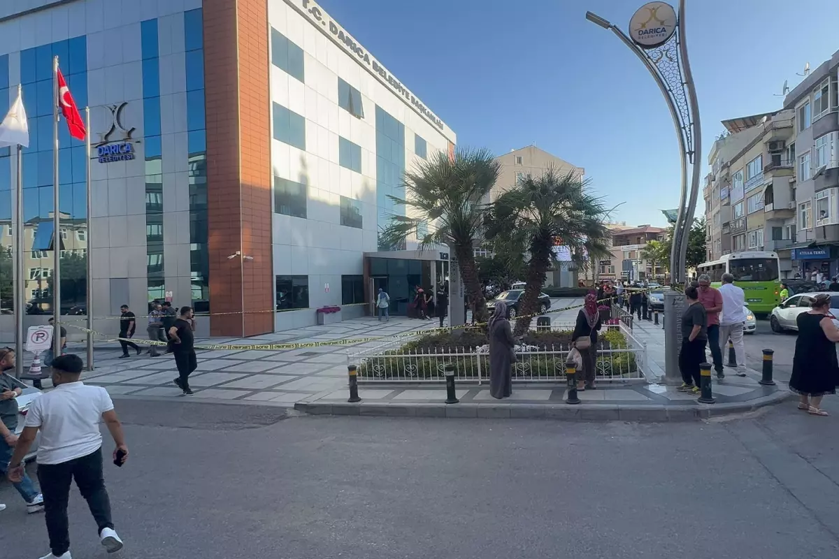 Kocaeli Darıca’da Zabıta Personeli İntihar Etti, Belediye Başkanı Kolundan Yaralandı