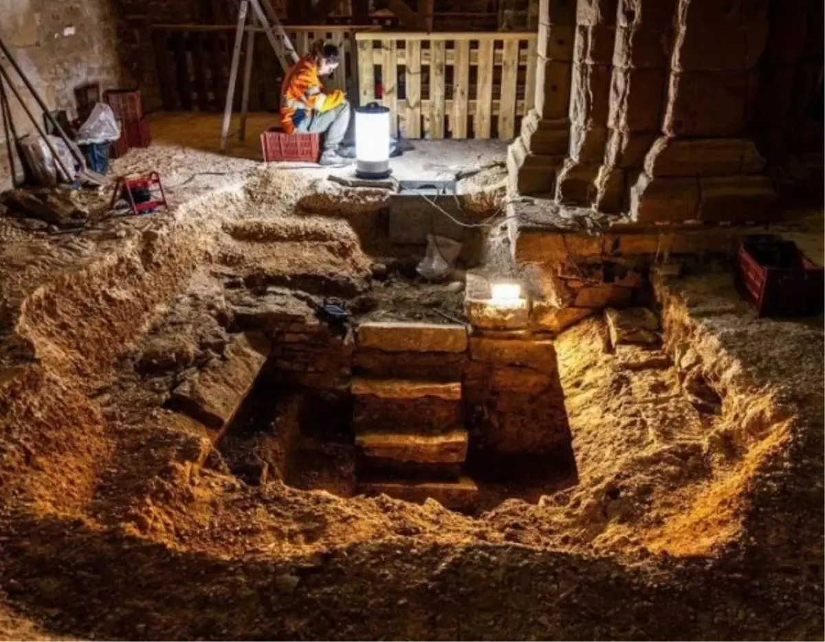 Fransa'da 400 Yıllık Mühürlü Mezar Ortaya Çıktı Fransa'da 400 Yıllık Mühürlü Mezar Ortaya Çıktı