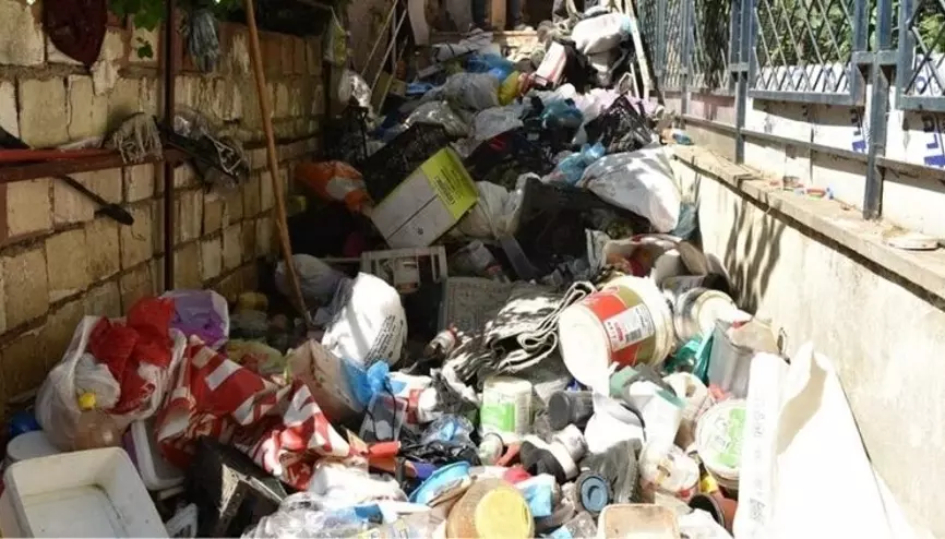 Antalya’da 6 Katlı Binadan 20 Kamyon Çöp Çıktı! Antalya’da 6 Katlı Binadan 20 Kamyon Çöp Çıktı!